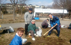 地域のみなさんと除草作業